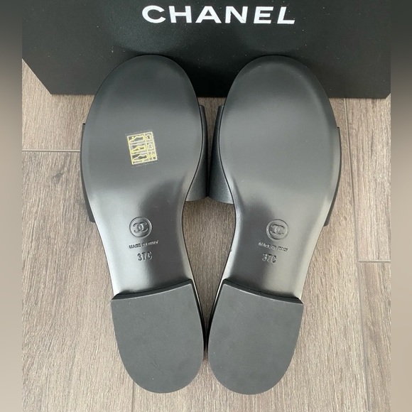 2023 CHANEL CHA NEL LOGO BLACK LEATHER FLAT SHOES SLIDES MULES - Picture 12 of 14